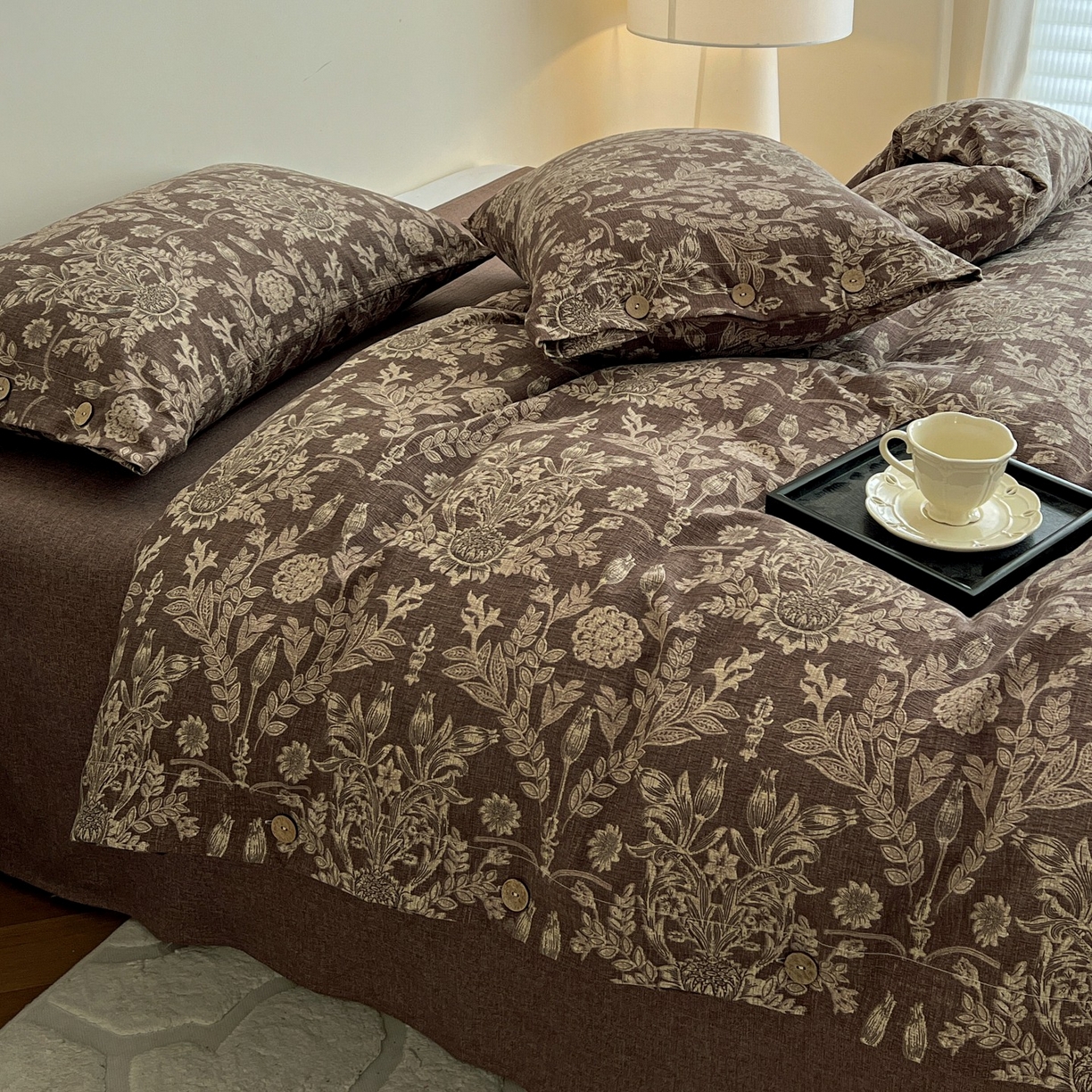 91家纺网 家纺一手货源 找家纺 梦纤绒 2025新款亚麻纽扣款四件套 花夕棕