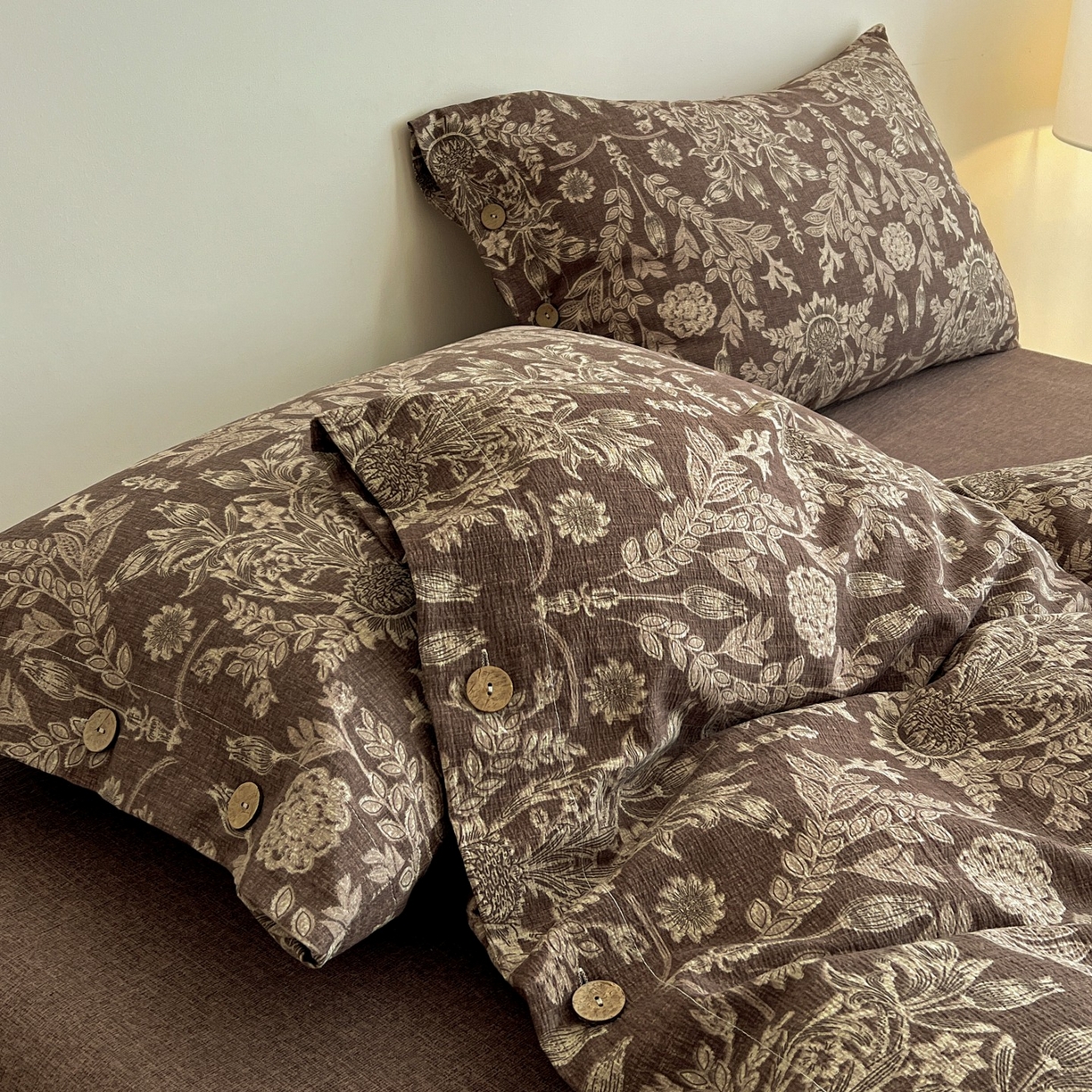 91家纺网 家纺一手货源 找家纺 梦纤绒 2025新款亚麻纽扣款四件套 花夕棕