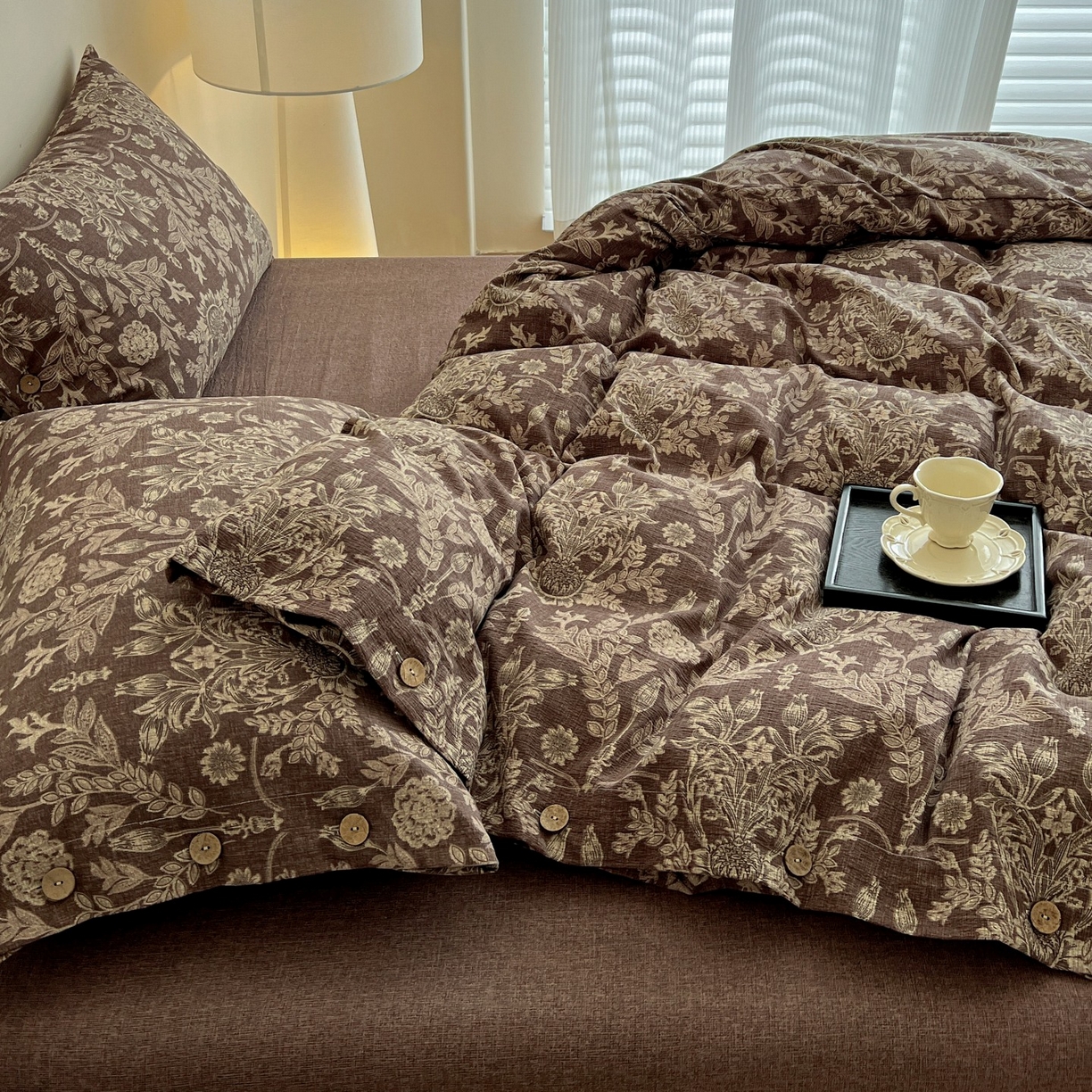 91家纺网 家纺一手货源 找家纺 梦纤绒 2025新款亚麻纽扣款四件套 花夕棕