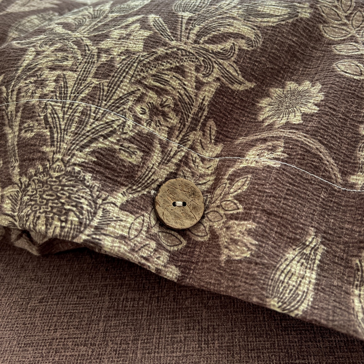 91家纺网 家纺一手货源 找家纺 梦纤绒 2025新款亚麻纽扣款四件套 花夕棕