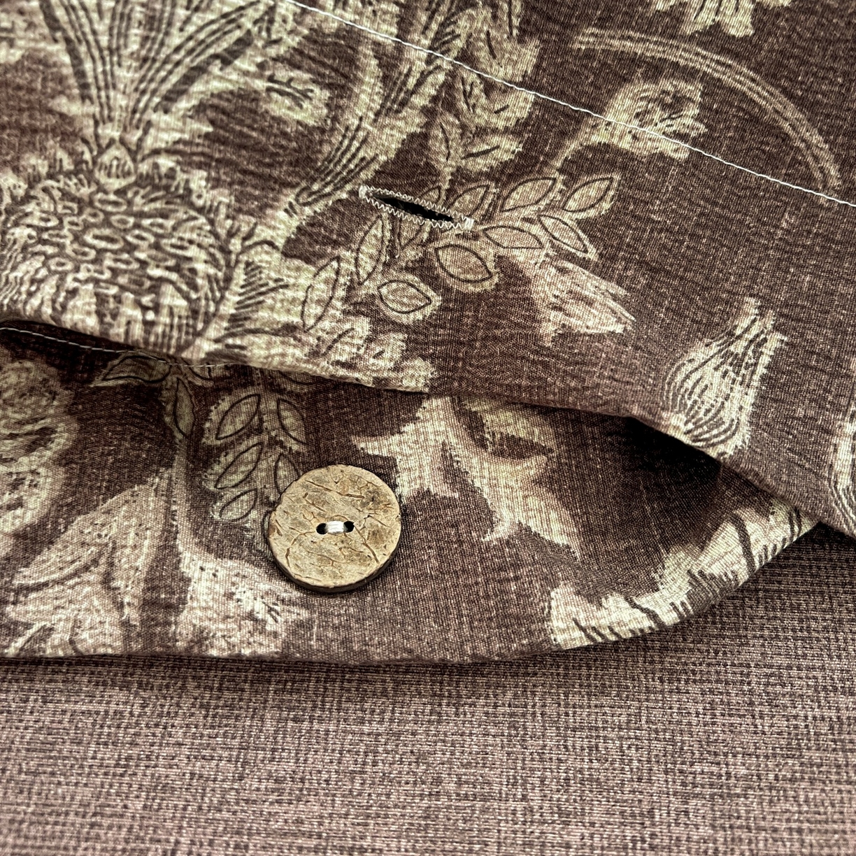 91家纺网 家纺一手货源 找家纺 梦纤绒 2025新款亚麻纽扣款四件套 花夕棕