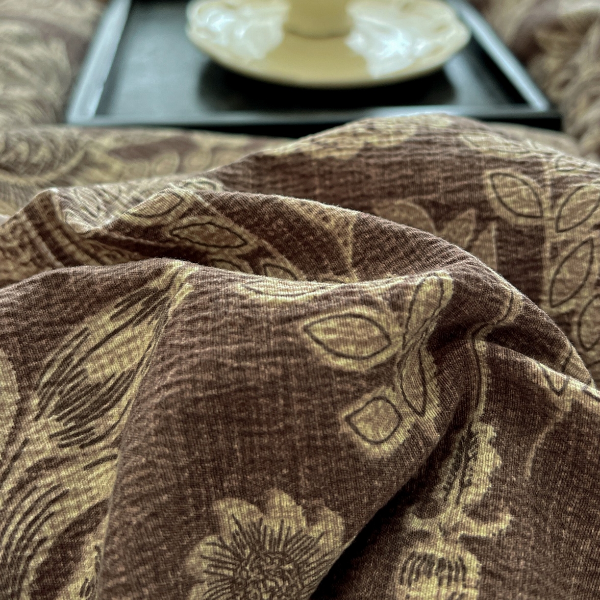 91家纺网 家纺一手货源 找家纺 梦纤绒 2025新款亚麻纽扣款四件套 花夕棕