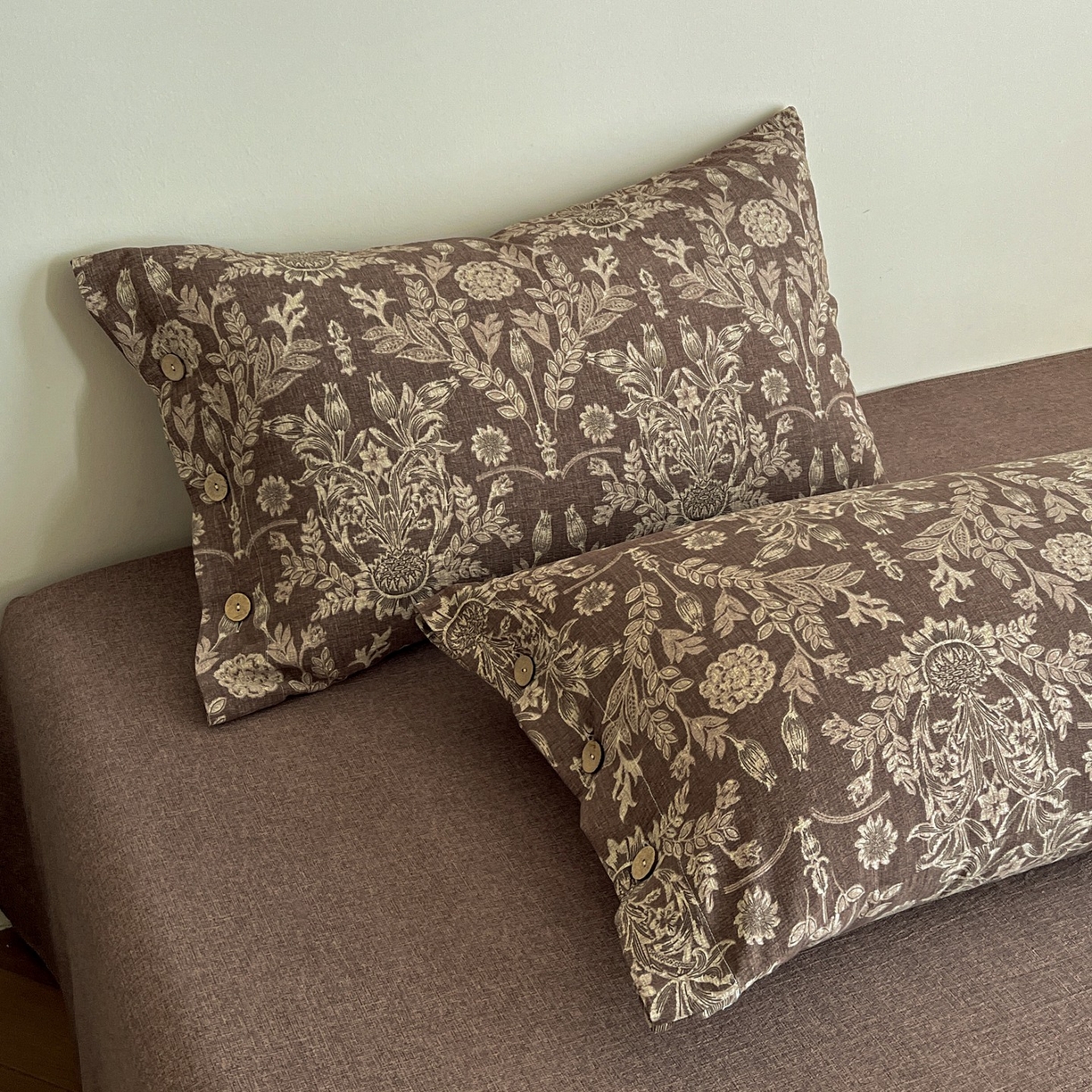 91家纺网 家纺一手货源 找家纺 梦纤绒 2025新款亚麻纽扣款四件套 花夕棕