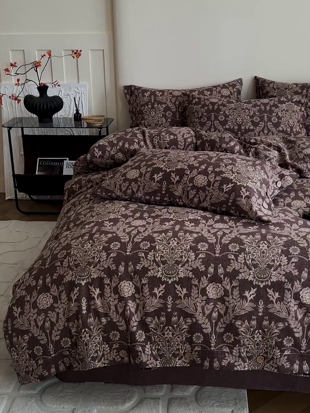 91家纺网 家纺一手货源 找家纺 梦纤绒 2025新款亚麻纽扣款四件套 花夕棕