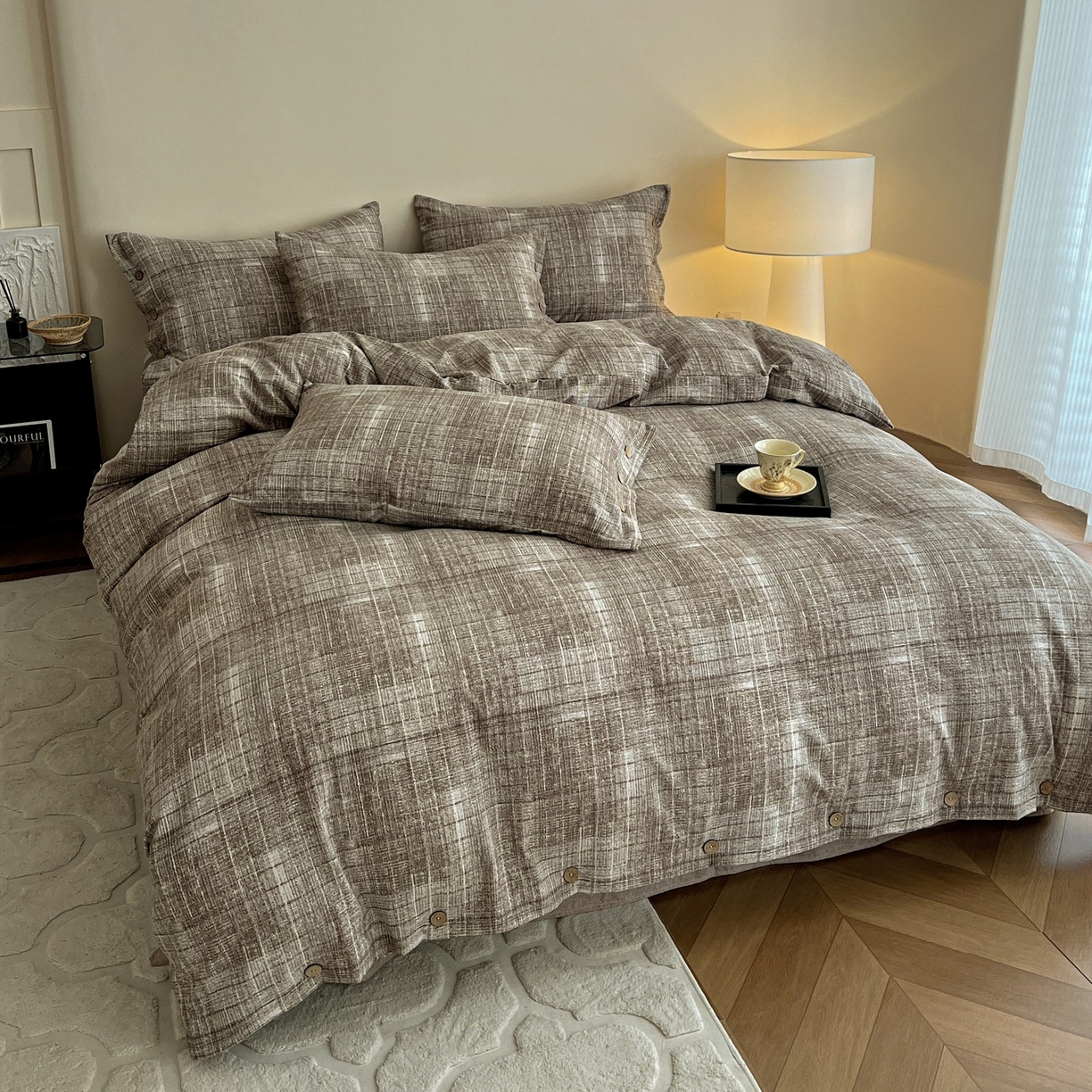 91家纺网 家纺一手货源 找家纺 梦纤绒 2025新款亚麻纽扣款四件套 流光咖