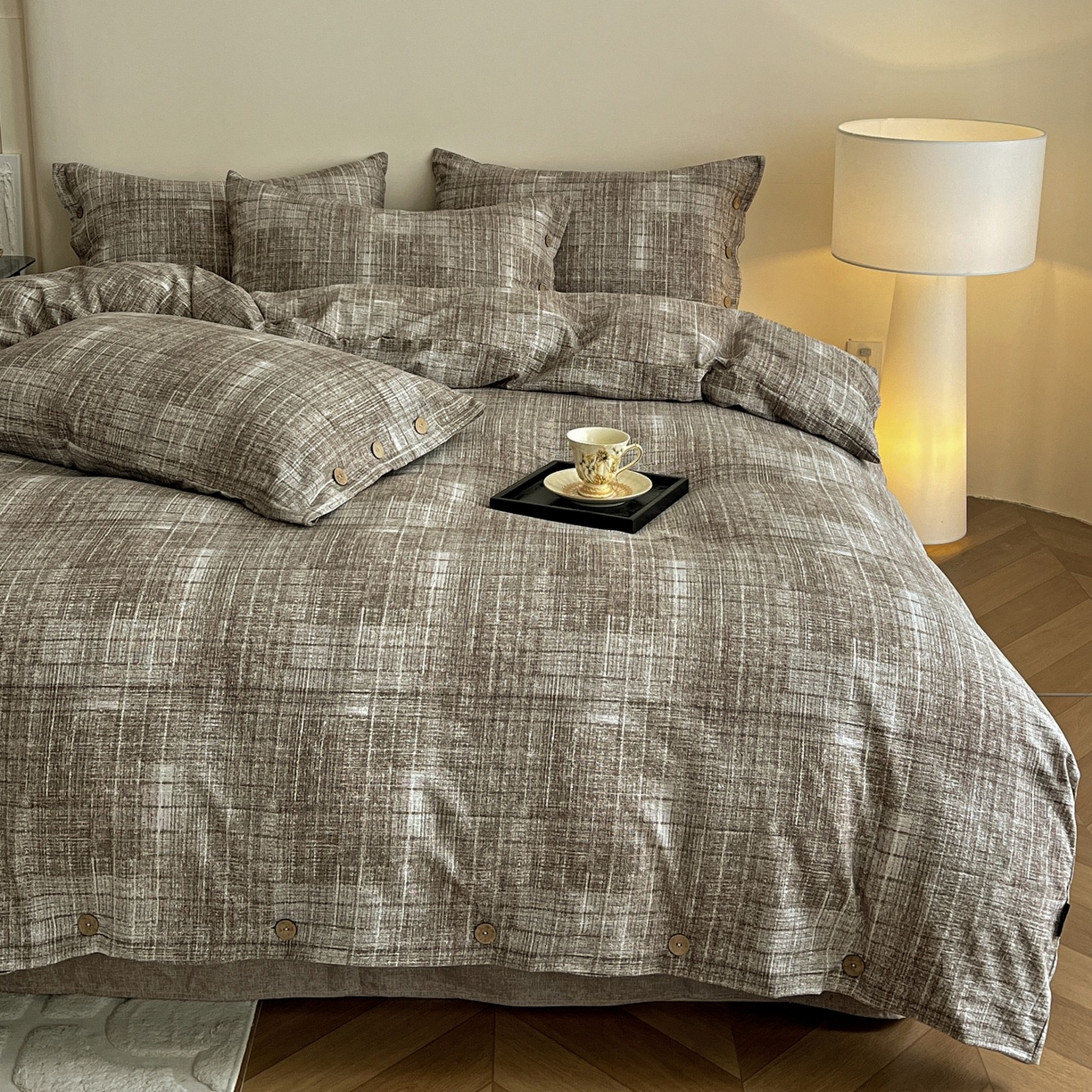 91家纺网 家纺一手货源 找家纺 梦纤绒 2025新款亚麻纽扣款四件套 流光咖