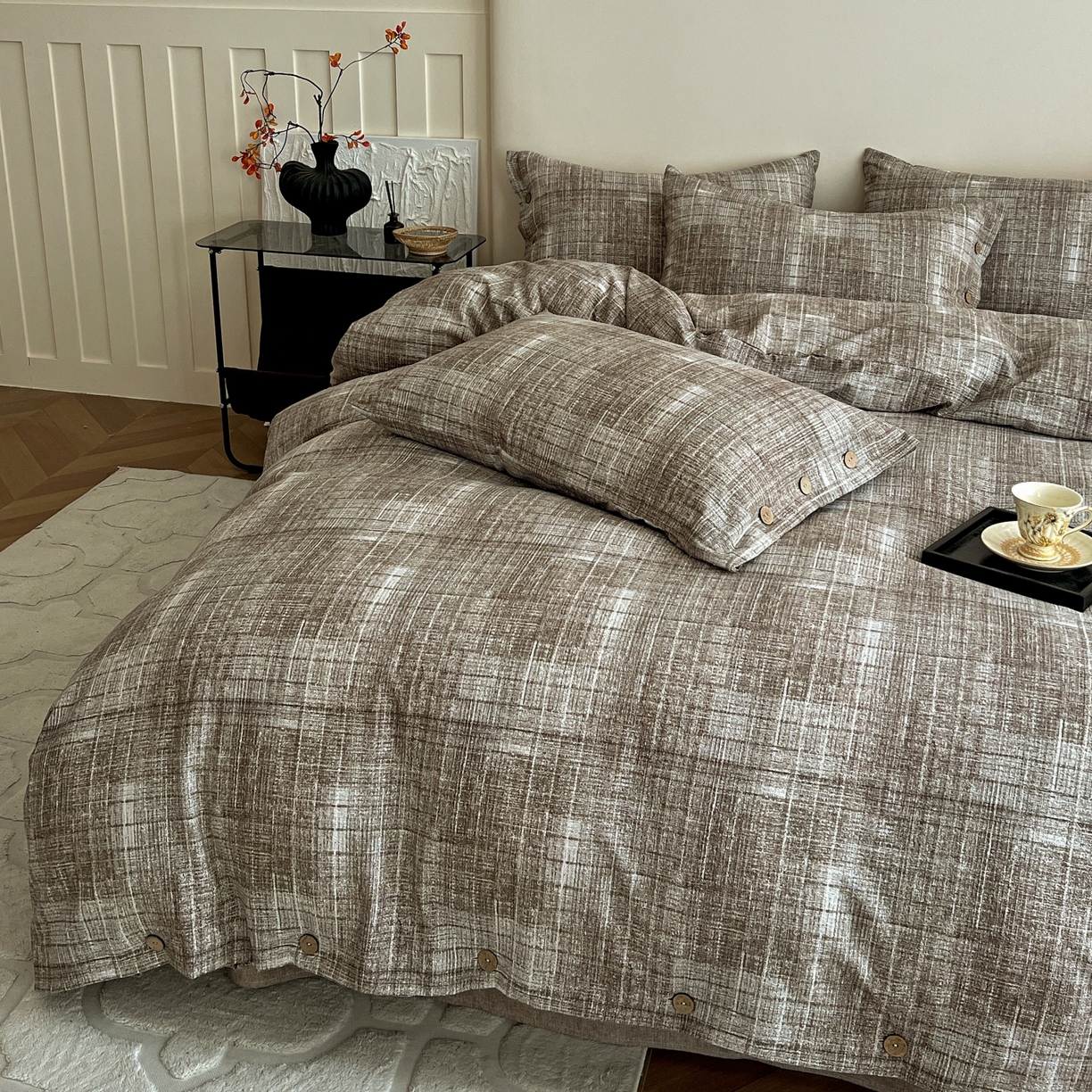 91家纺网 家纺一手货源 找家纺 梦纤绒 2025新款亚麻纽扣款四件套 流光咖