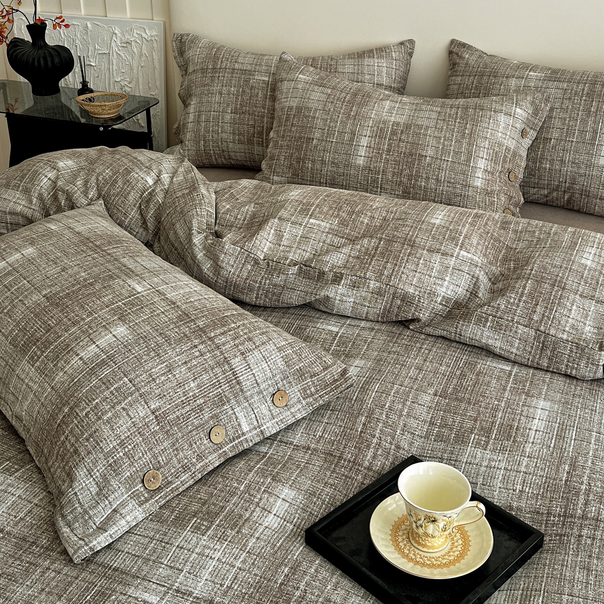 91家纺网 家纺一手货源 找家纺 梦纤绒 2025新款亚麻纽扣款四件套 流光咖