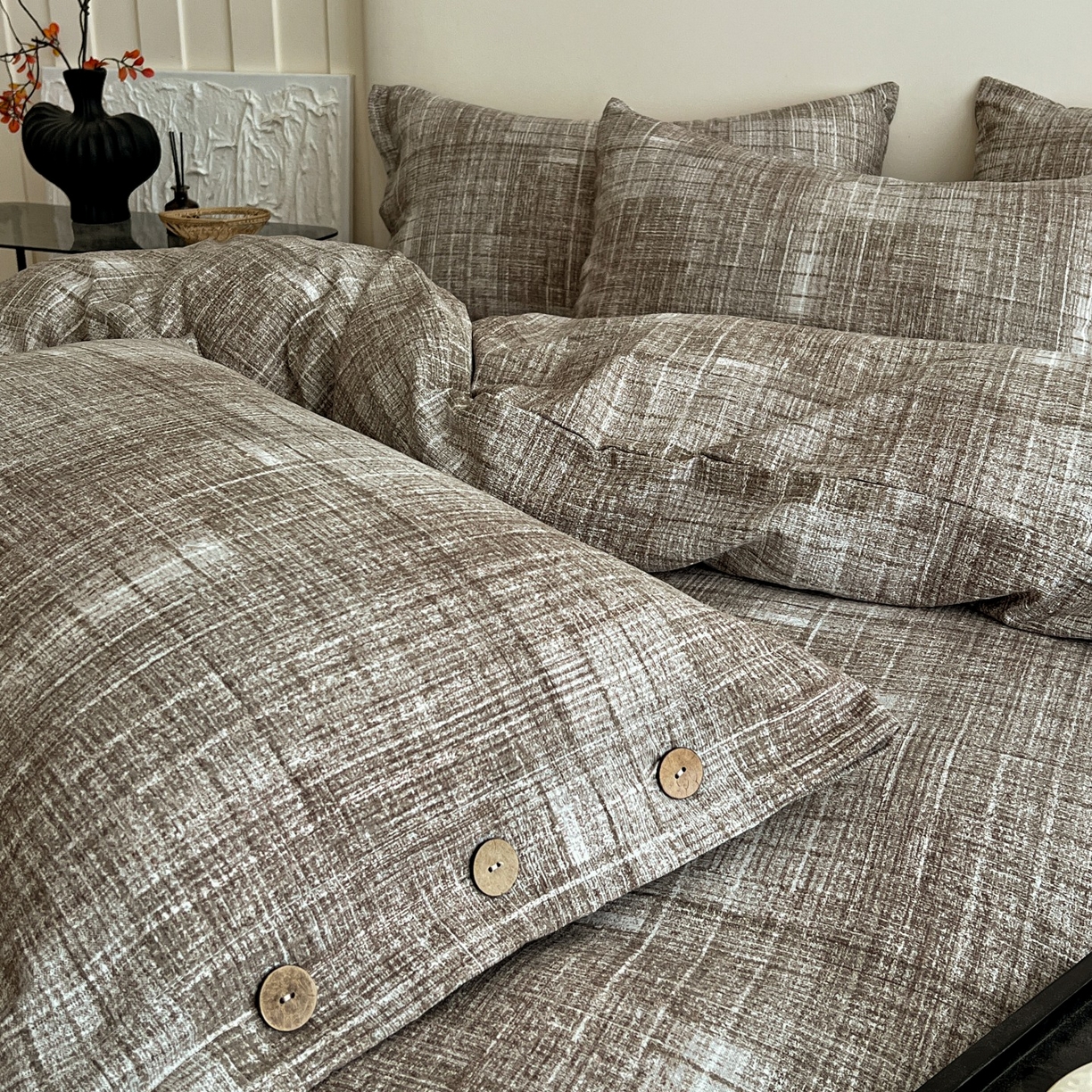 91家纺网 家纺一手货源 找家纺 梦纤绒 2025新款亚麻纽扣款四件套 流光咖