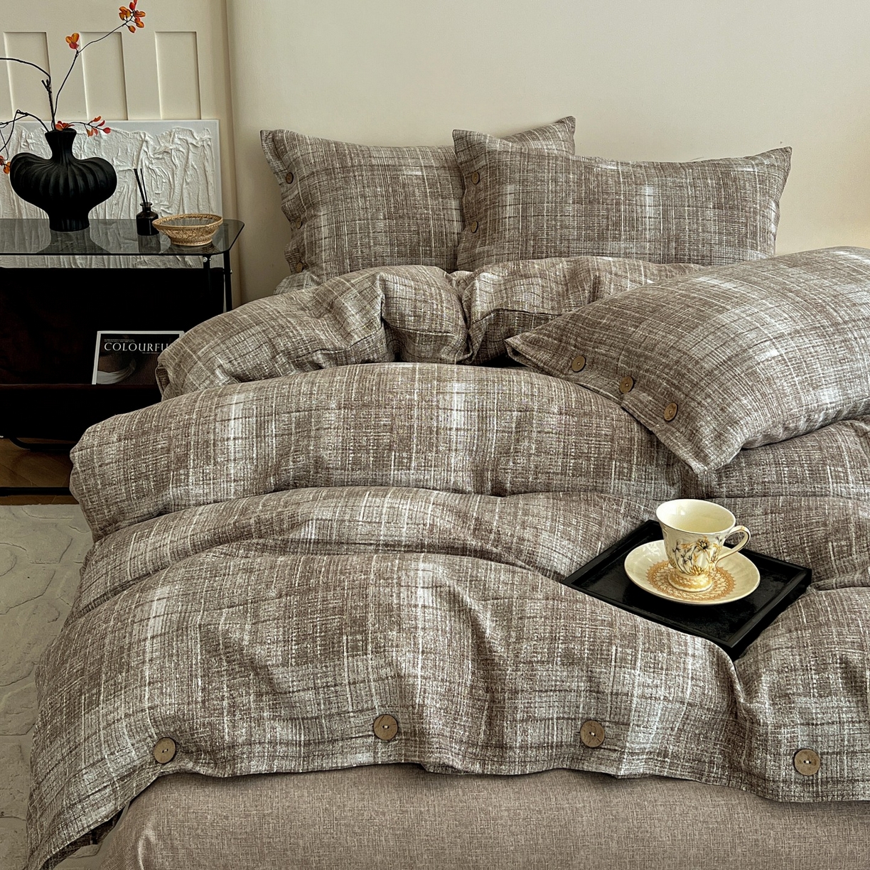 91家纺网 家纺一手货源 找家纺 梦纤绒 2025新款亚麻纽扣款四件套 流光咖