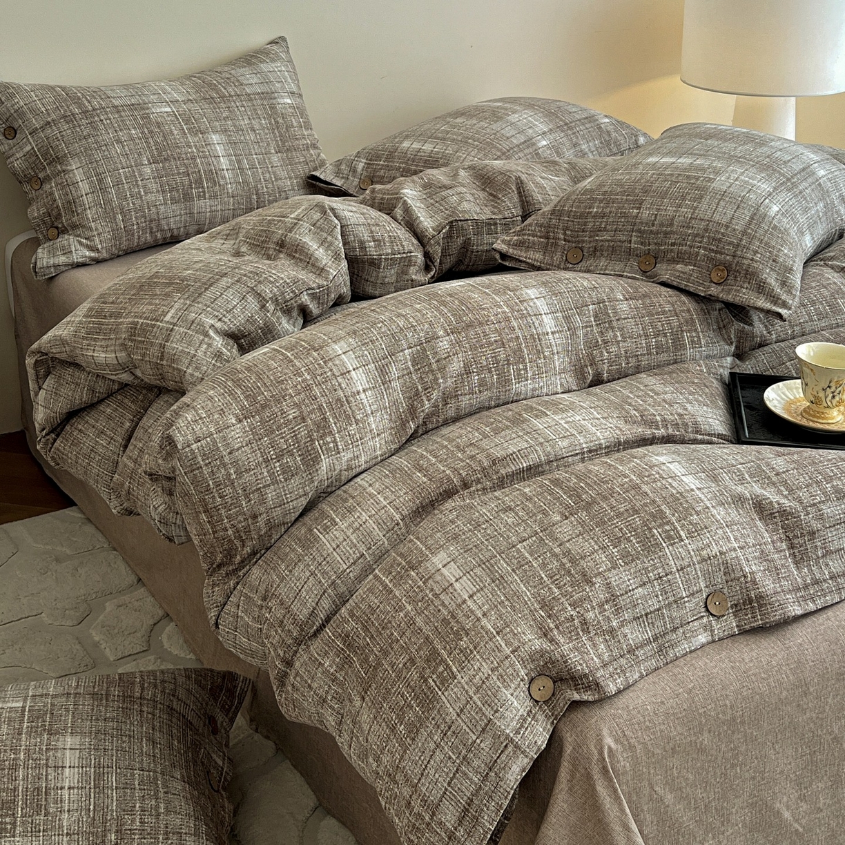 91家纺网 家纺一手货源 找家纺 梦纤绒 2025新款亚麻纽扣款四件套 流光咖