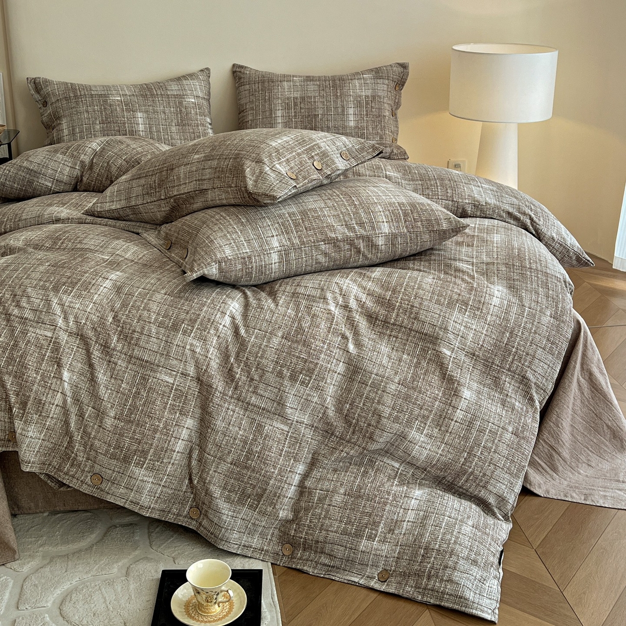 91家纺网 家纺一手货源 找家纺 梦纤绒 2025新款亚麻纽扣款四件套 流光咖