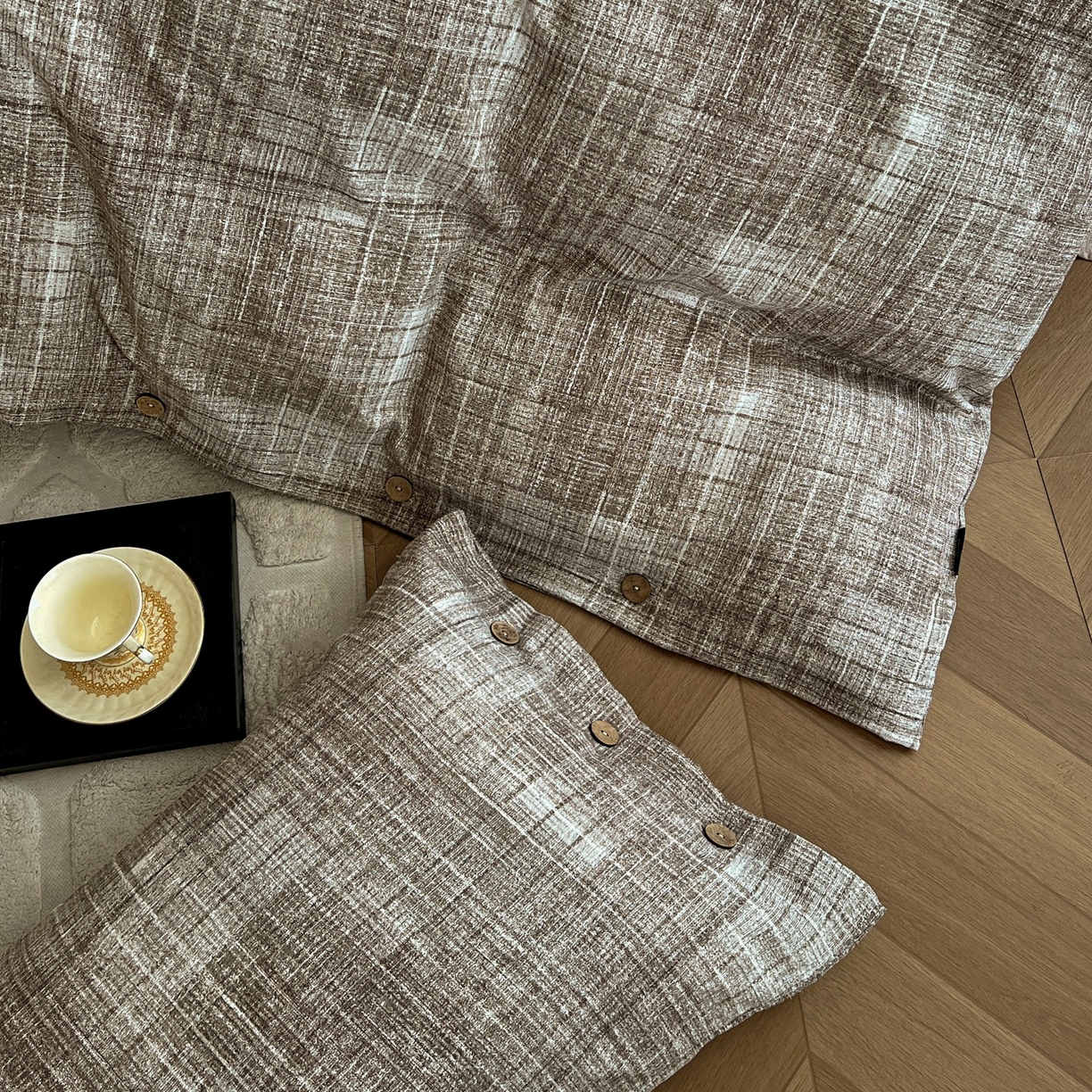 91家纺网 家纺一手货源 找家纺 梦纤绒 2025新款亚麻纽扣款四件套 流光咖