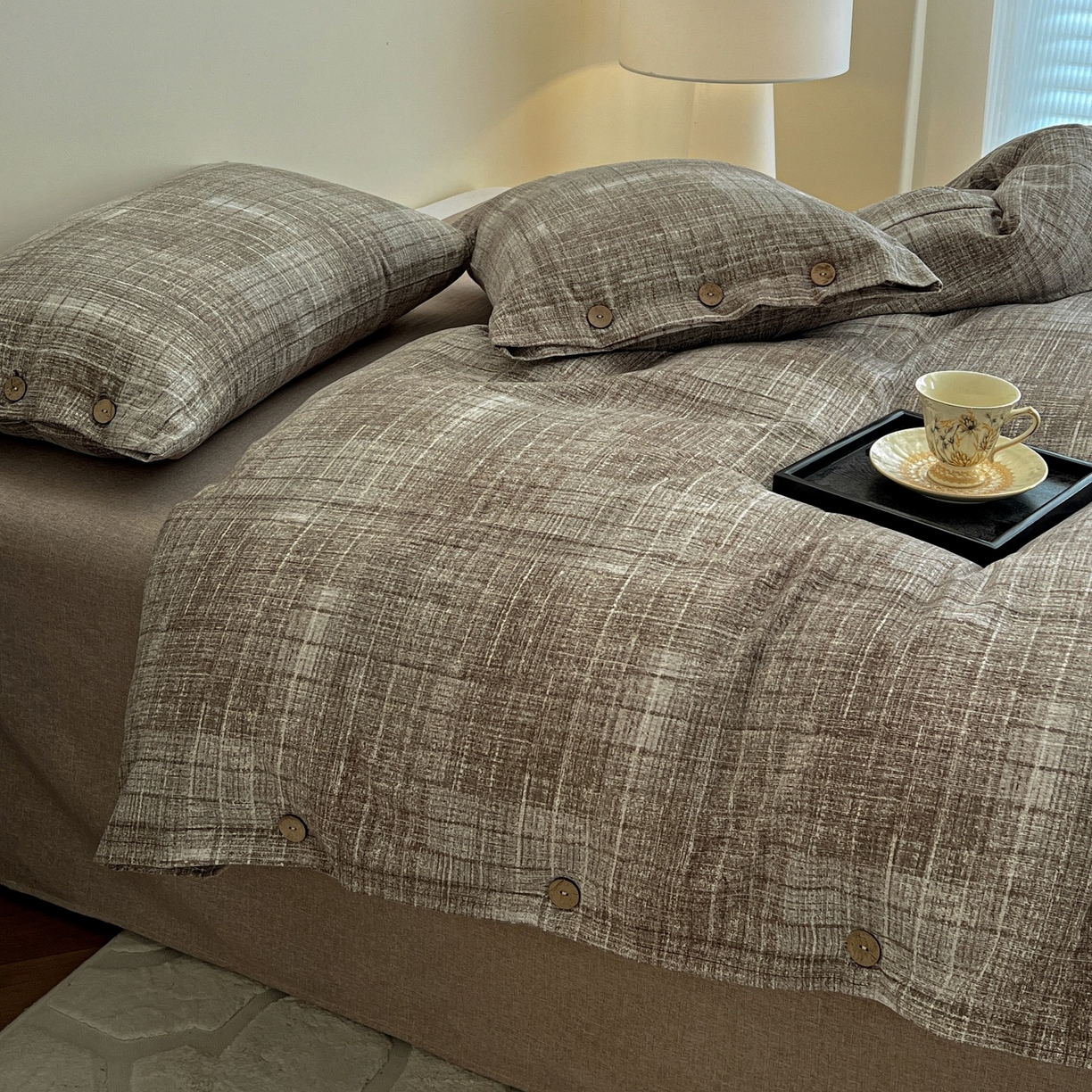 91家纺网 家纺一手货源 找家纺 梦纤绒 2025新款亚麻纽扣款四件套 流光咖