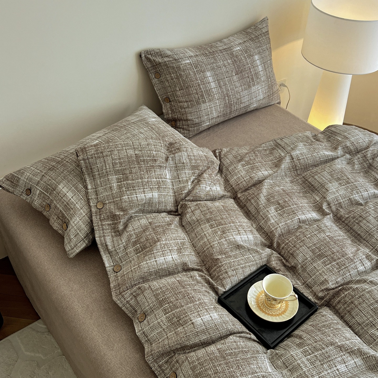 91家纺网 家纺一手货源 找家纺 梦纤绒 2025新款亚麻纽扣款四件套 流光咖