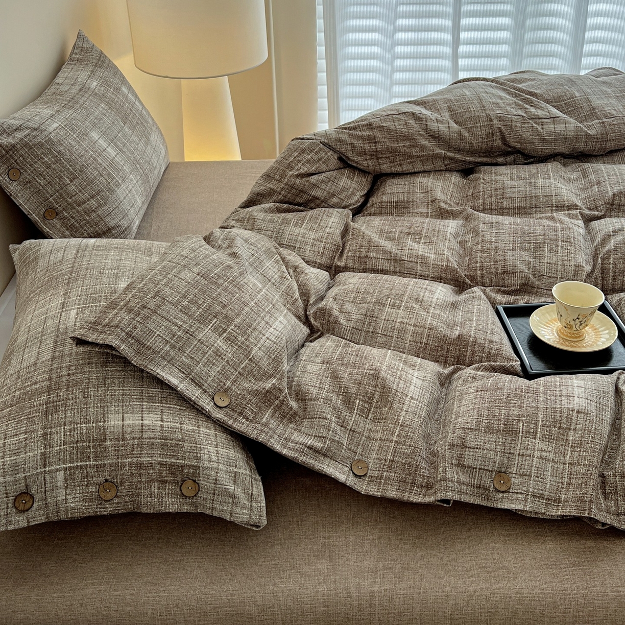 91家纺网 家纺一手货源 找家纺 梦纤绒 2025新款亚麻纽扣款四件套 流光咖