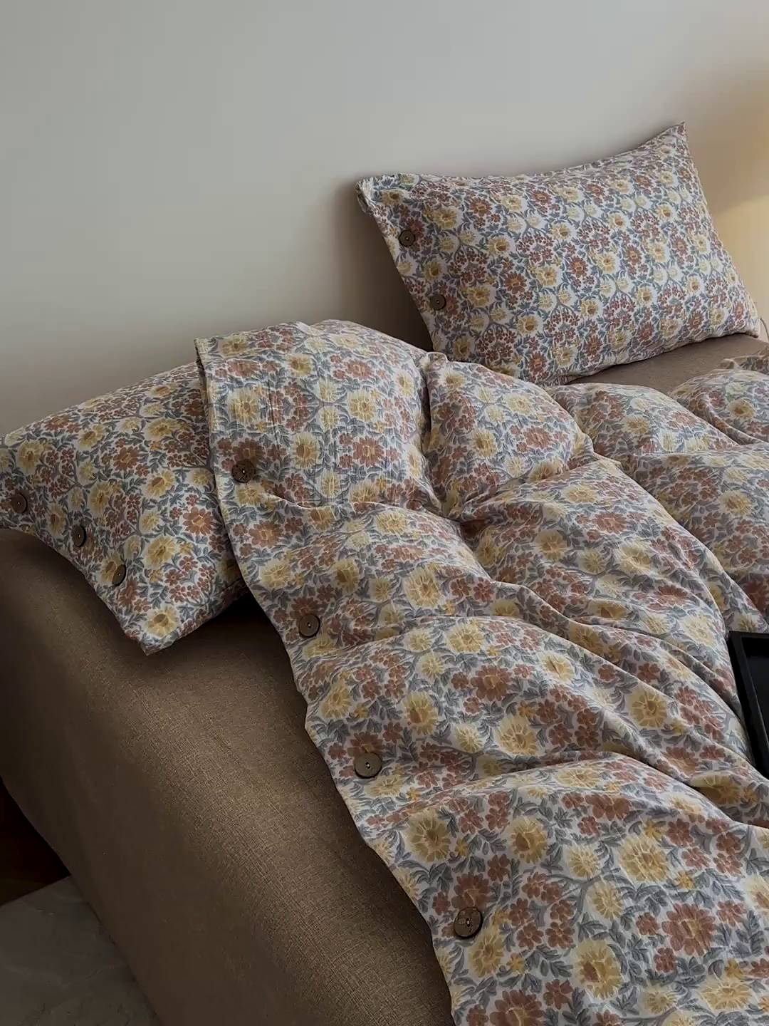 91家纺网 家纺一手货源 找家纺 梦纤绒 2025新款亚麻纽扣款四件套 洛神