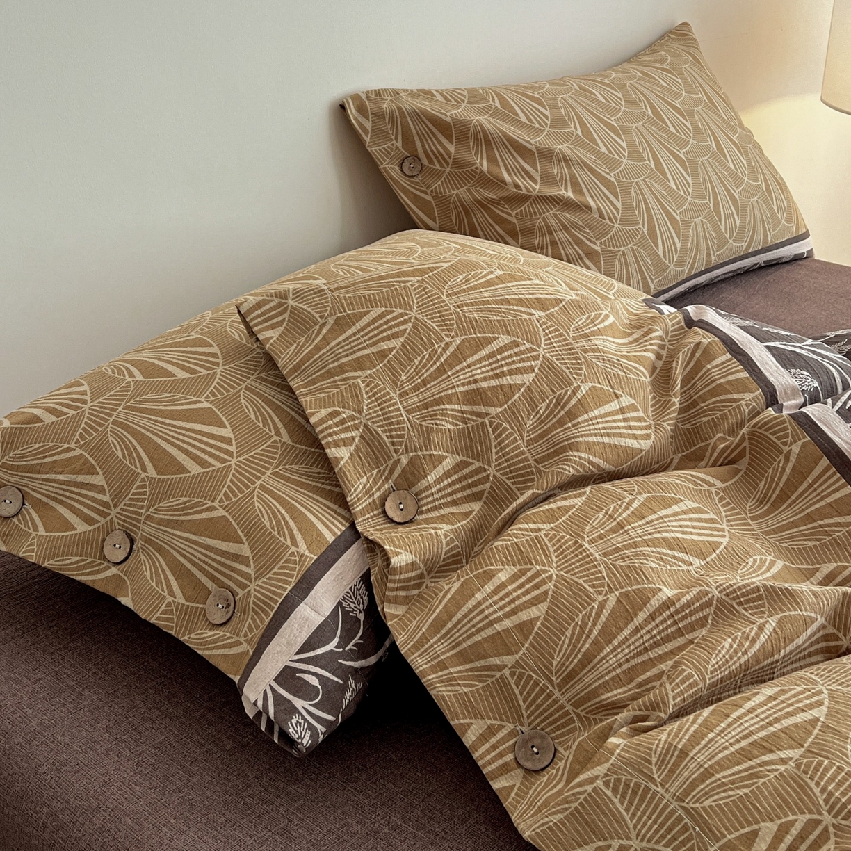 91家纺网 家纺一手货源 找家纺 梦纤绒 2025新款亚麻纽扣款四件套 曼森