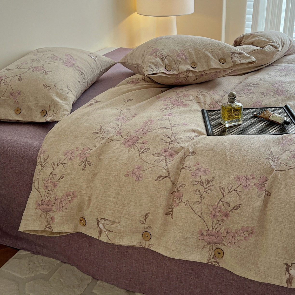 91家纺网 家纺一手货源 找家纺 梦纤绒 2025新款亚麻纽扣款四件套 漫语