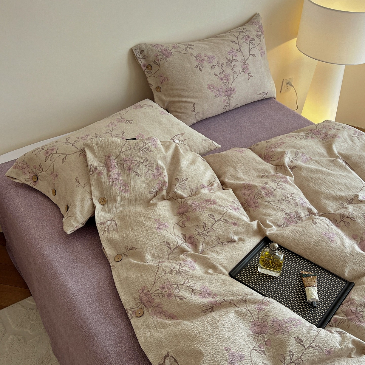 91家纺网 家纺一手货源 找家纺 梦纤绒 2025新款亚麻纽扣款四件套 漫语