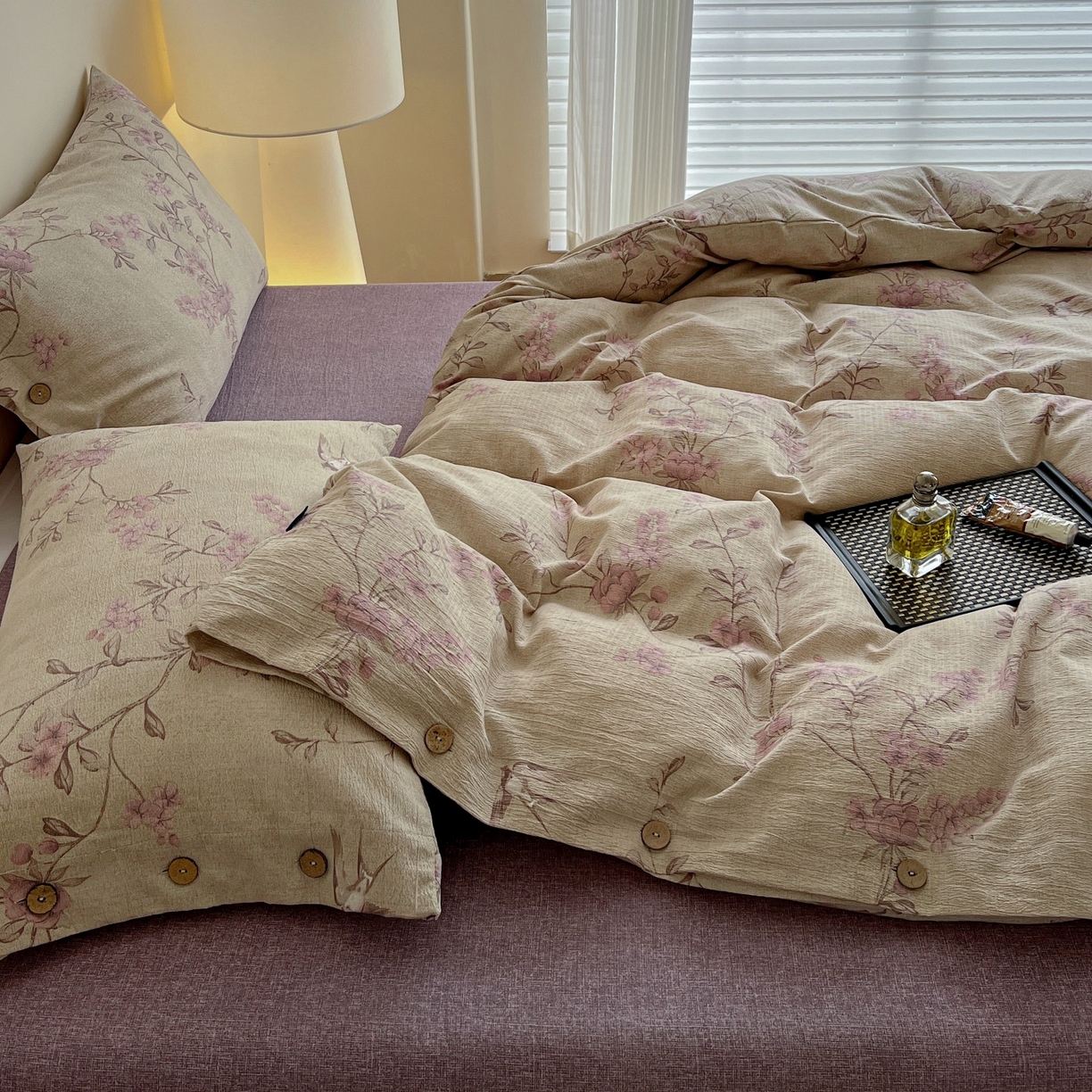 91家纺网 家纺一手货源 找家纺 梦纤绒 2025新款亚麻纽扣款四件套 漫语