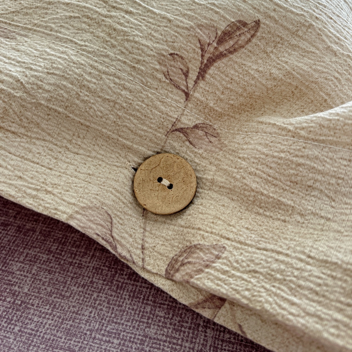 91家纺网 家纺一手货源 找家纺 梦纤绒 2025新款亚麻纽扣款四件套 漫语