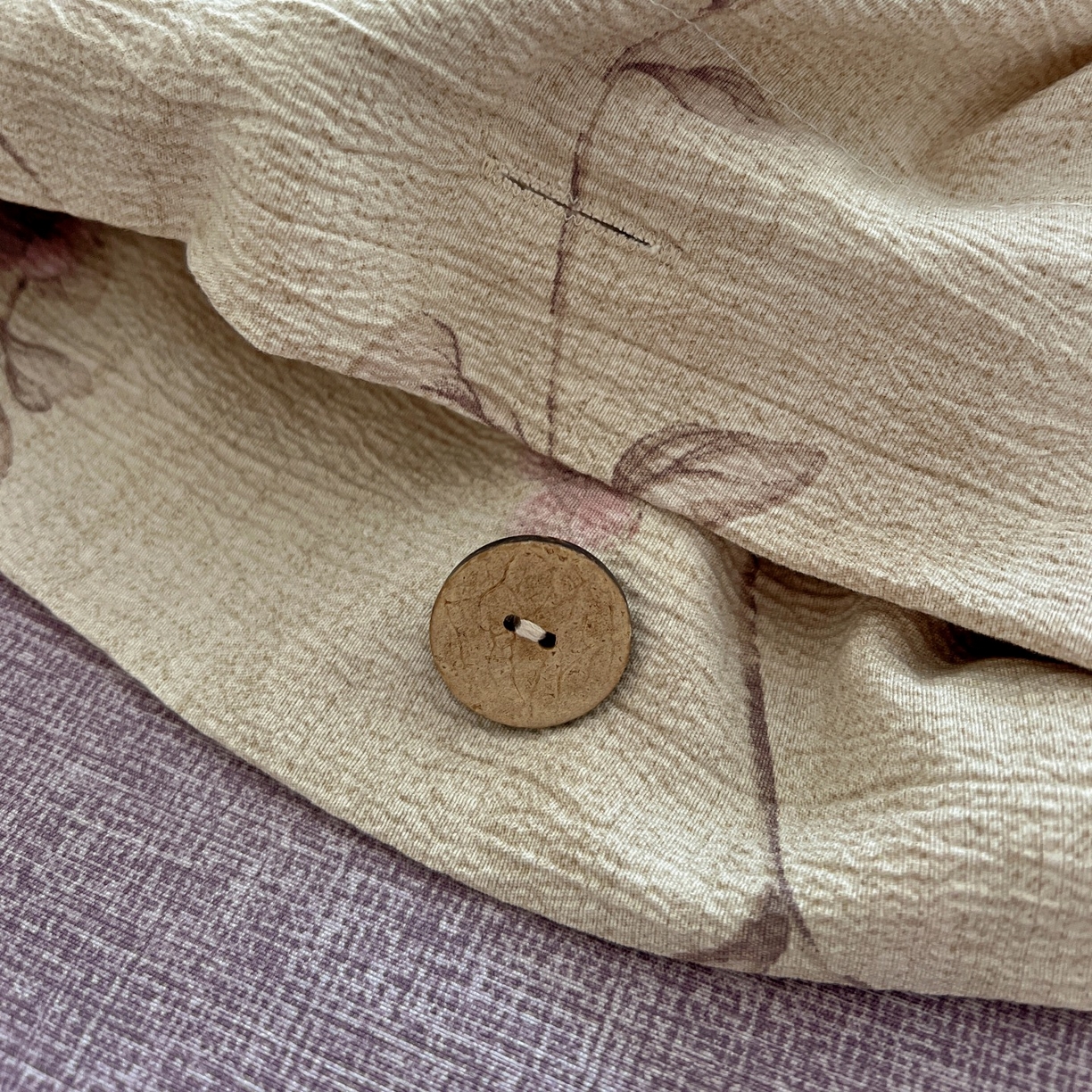 91家纺网 家纺一手货源 找家纺 梦纤绒 2025新款亚麻纽扣款四件套 漫语