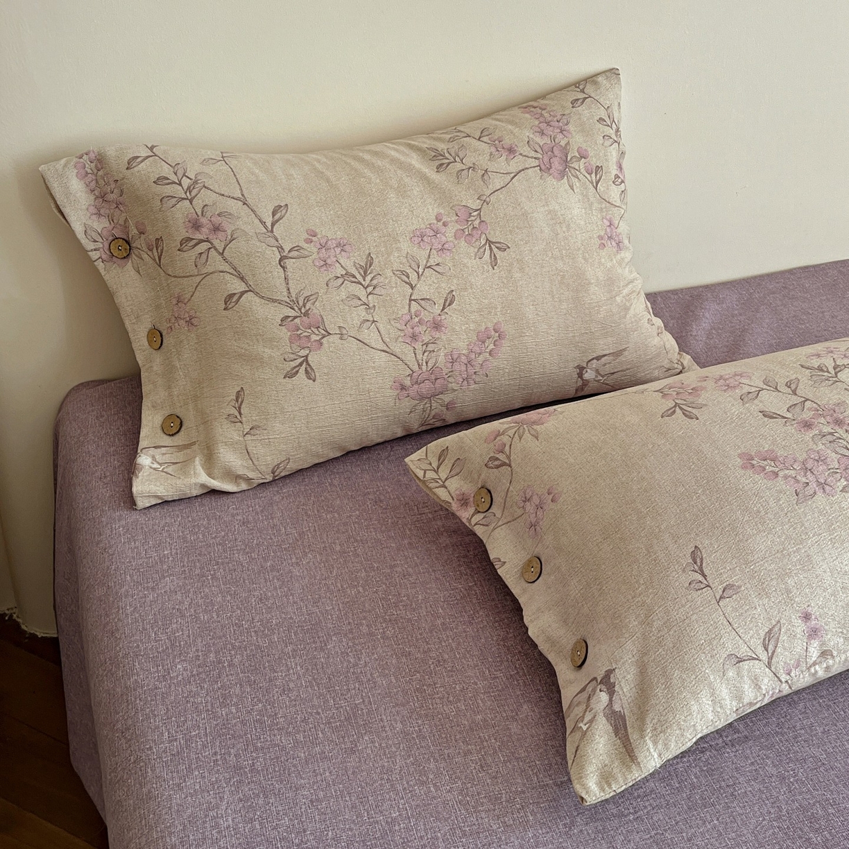 91家纺网 家纺一手货源 找家纺 梦纤绒 2025新款亚麻纽扣款四件套 漫语