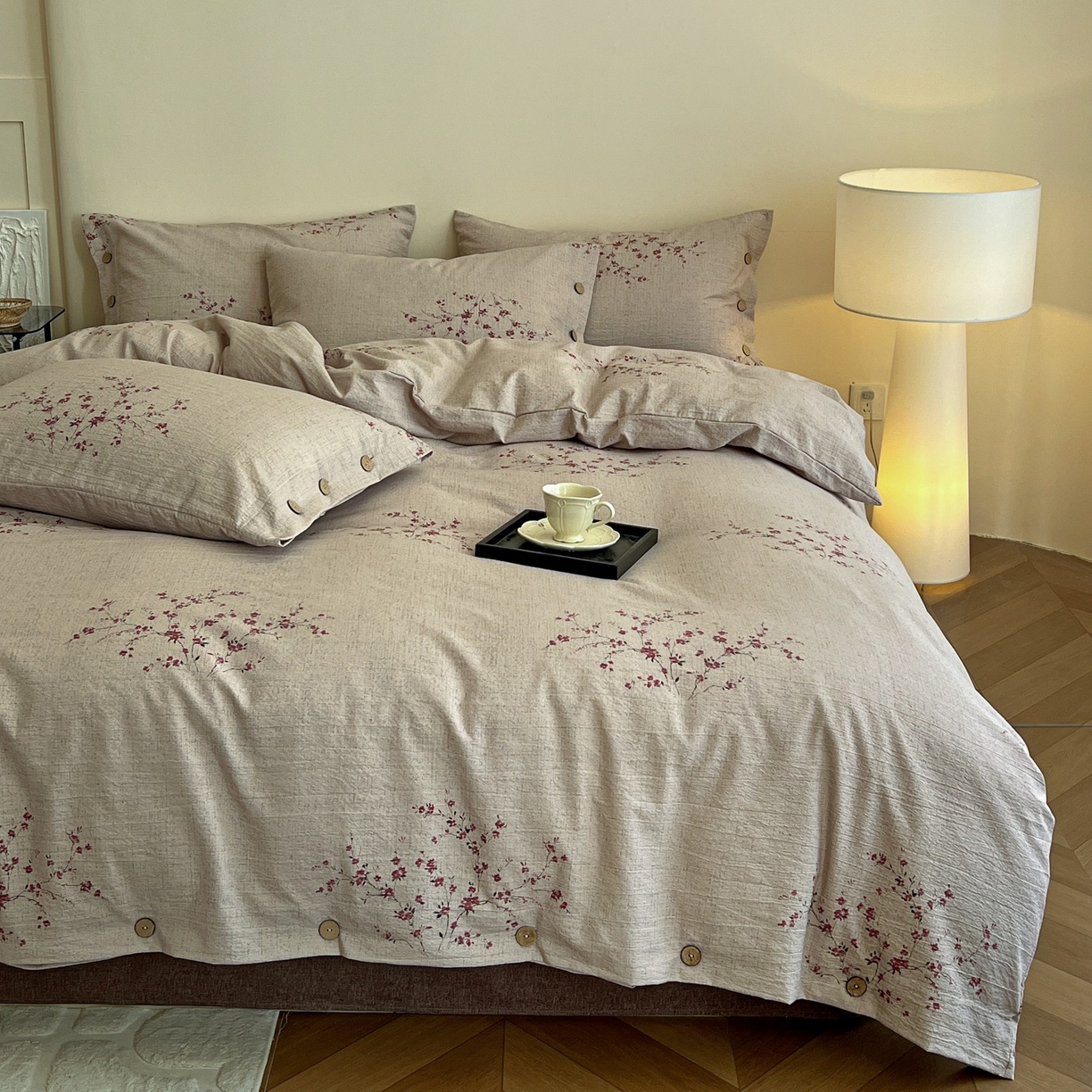 91家纺网 家纺一手货源 找家纺 梦纤绒 2025新款亚麻纽扣款四件套 梅花洛