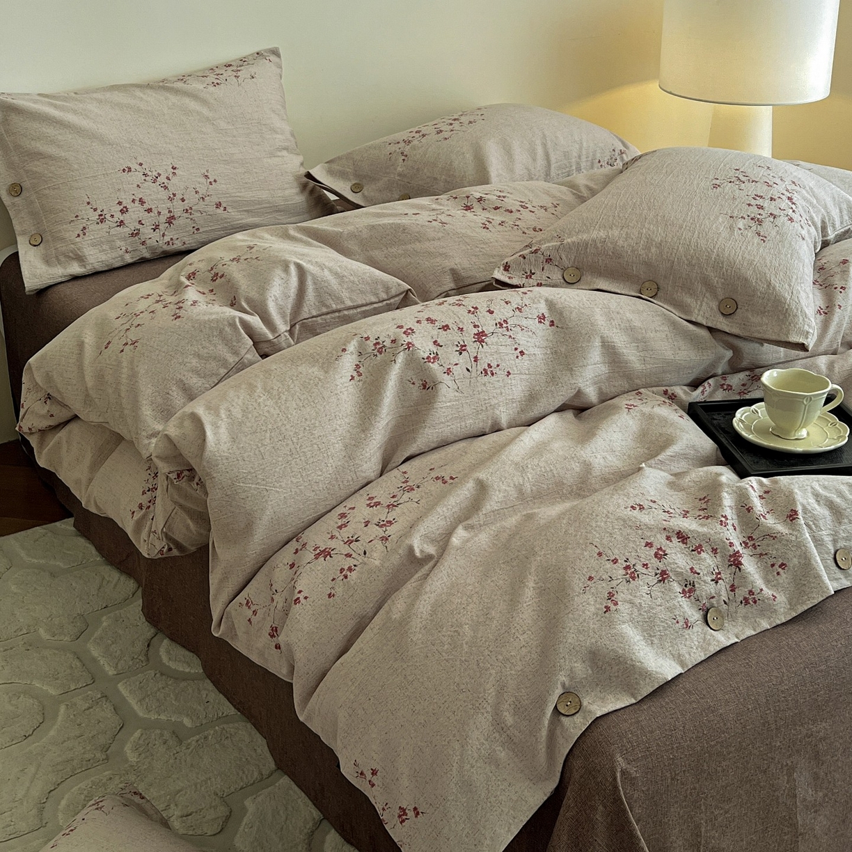 91家纺网 家纺一手货源 找家纺 梦纤绒 2025新款亚麻纽扣款四件套 梅花洛