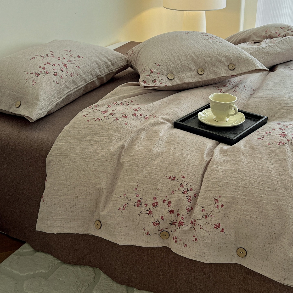 91家纺网 家纺一手货源 找家纺 梦纤绒 2025新款亚麻纽扣款四件套 梅花洛