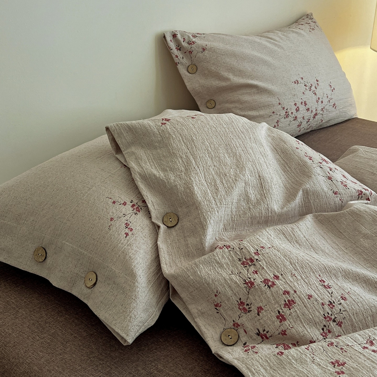 91家纺网 家纺一手货源 找家纺 梦纤绒 2025新款亚麻纽扣款四件套 梅花洛