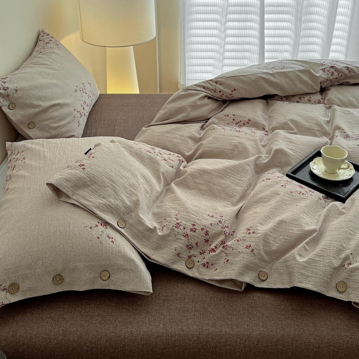 91家纺网 家纺一手货源 找家纺 梦纤绒 2025新款亚麻纽扣款四件套 梅花洛