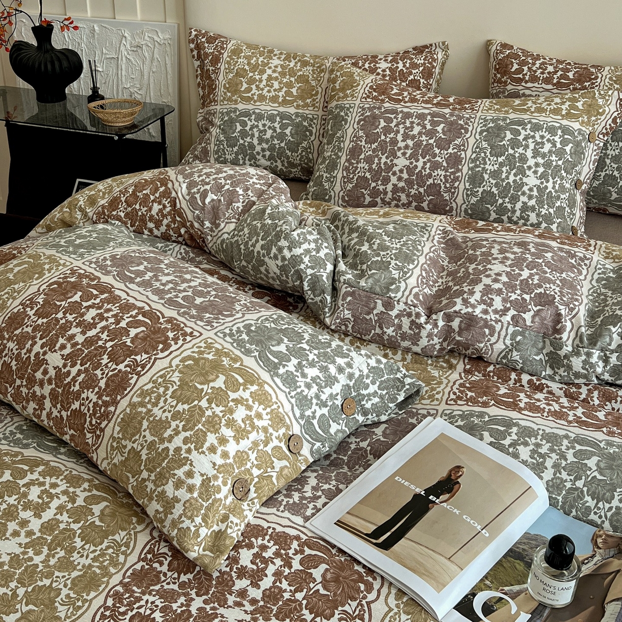 91家纺网 家纺一手货源 找家纺 梦纤绒 2025新款亚麻纽扣款四件套 美好时光