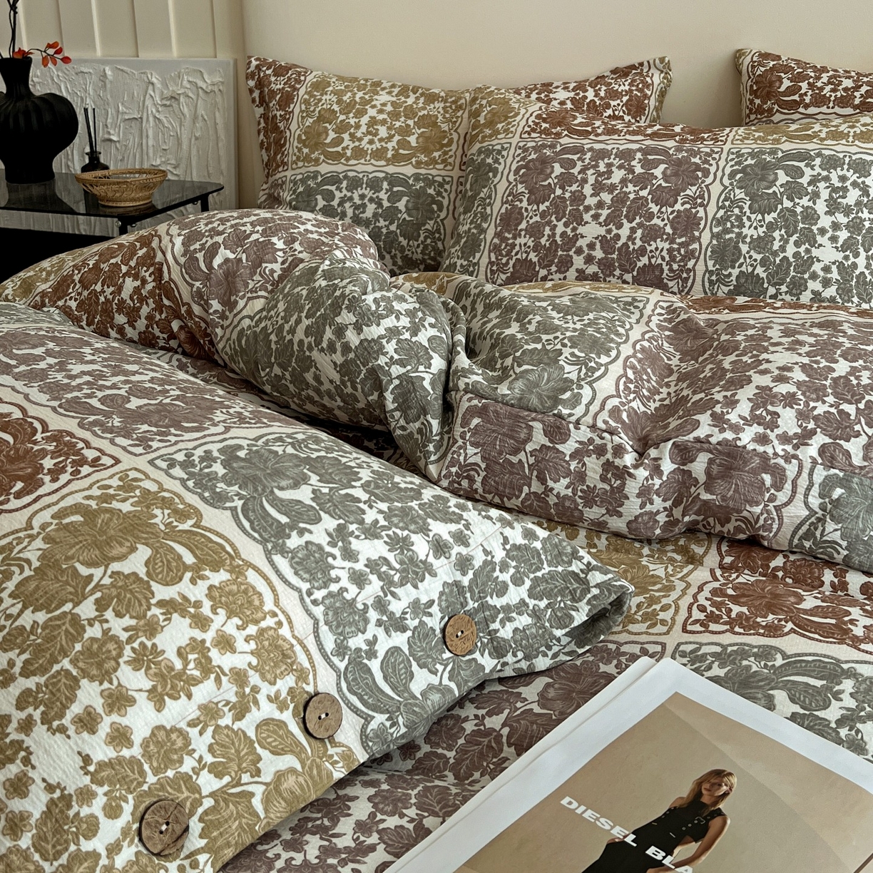 91家纺网 家纺一手货源 找家纺 梦纤绒 2025新款亚麻纽扣款四件套 美好时光