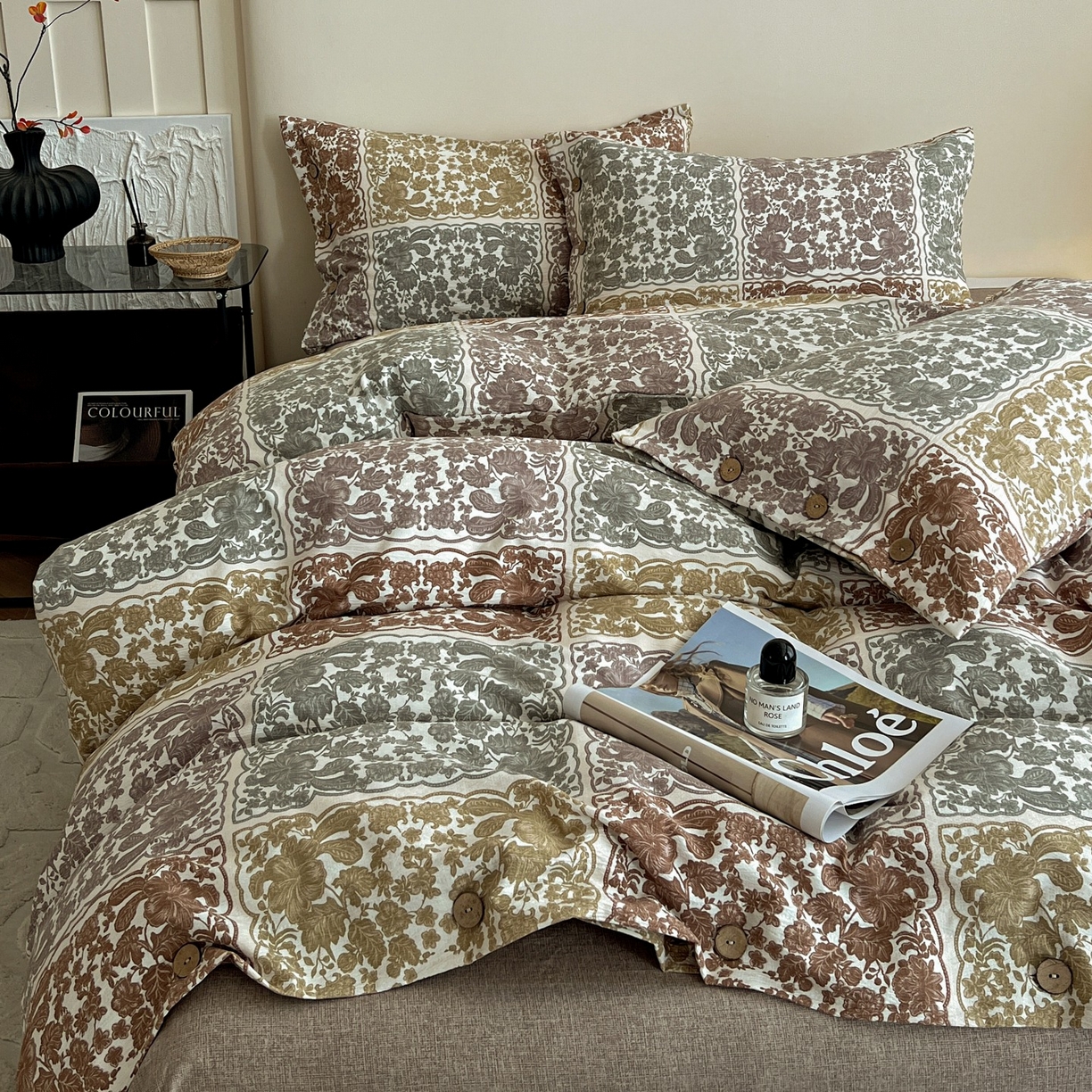 91家纺网 家纺一手货源 找家纺 梦纤绒 2025新款亚麻纽扣款四件套 美好时光