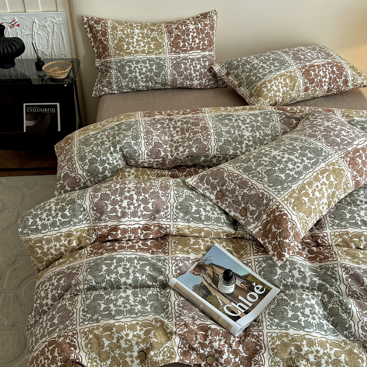 91家纺网 家纺一手货源 找家纺 梦纤绒 2025新款亚麻纽扣款四件套 美好时光