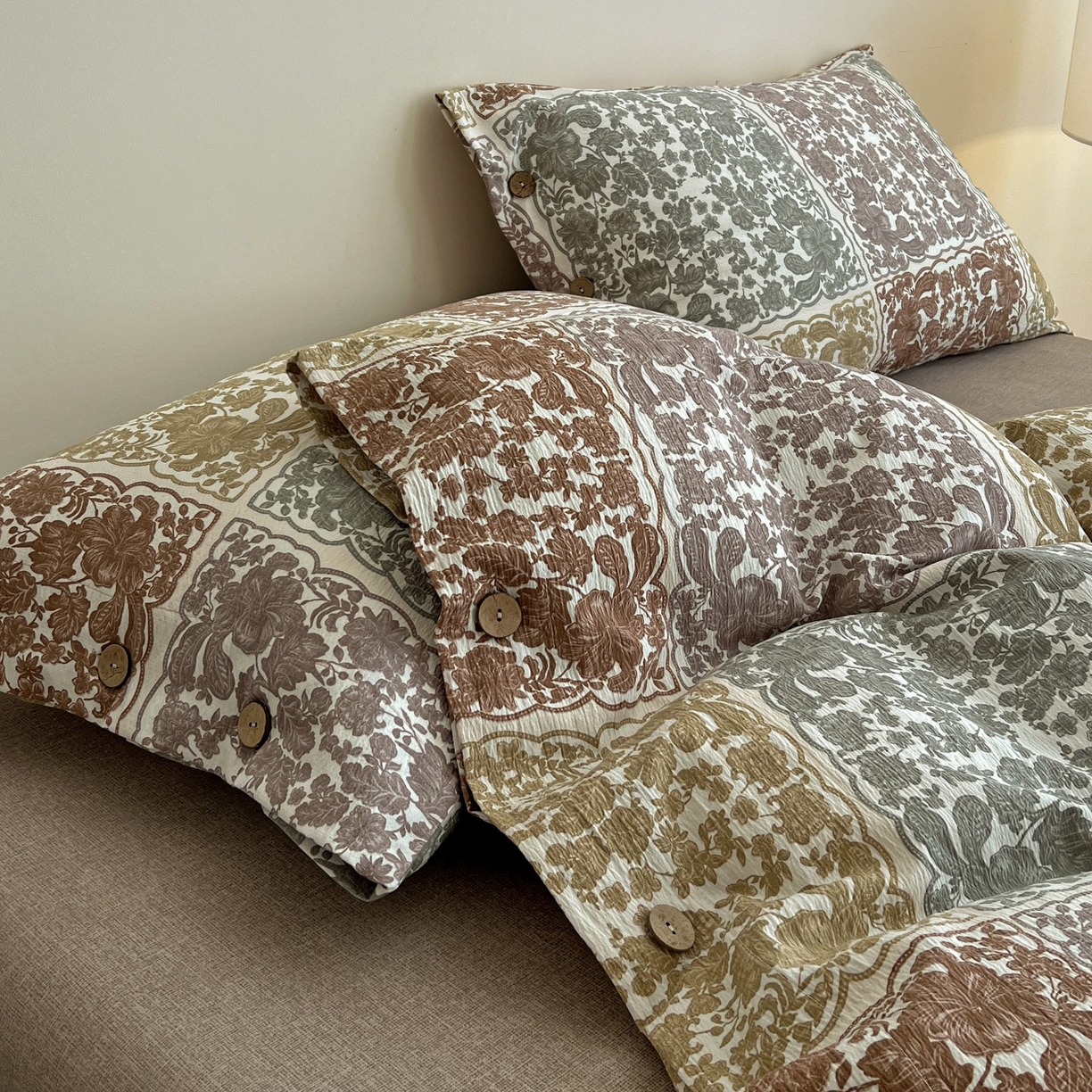 91家纺网 家纺一手货源 找家纺 梦纤绒 2025新款亚麻纽扣款四件套 美好时光