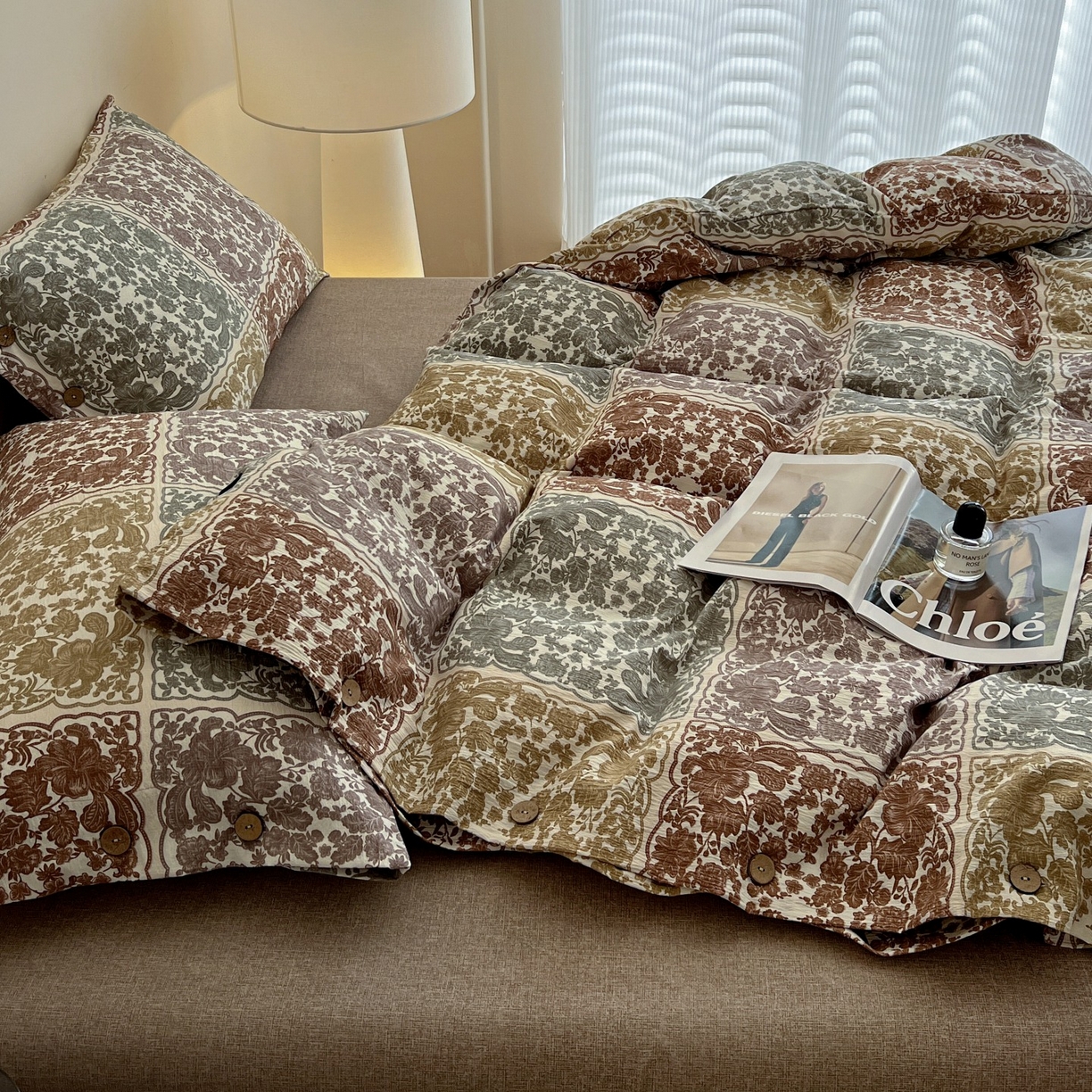 91家纺网 家纺一手货源 找家纺 梦纤绒 2025新款亚麻纽扣款四件套 美好时光