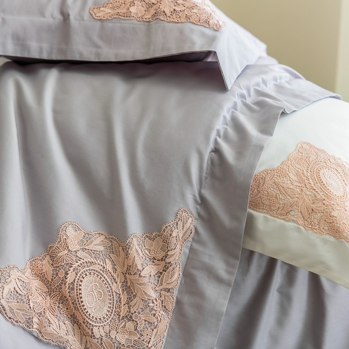 91家纺网 家纺一手货源 找家纺 初拾 2025新款100s全棉“精致”蕾丝花边四件套—嘉柏丽尔  嘉柏丽尔-气质灰