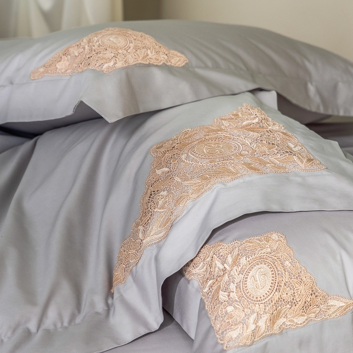 91家纺网 家纺一手货源 找家纺 初拾 2025新款100s全棉“精致”蕾丝花边四件套—嘉柏丽尔  嘉柏丽尔-气质灰