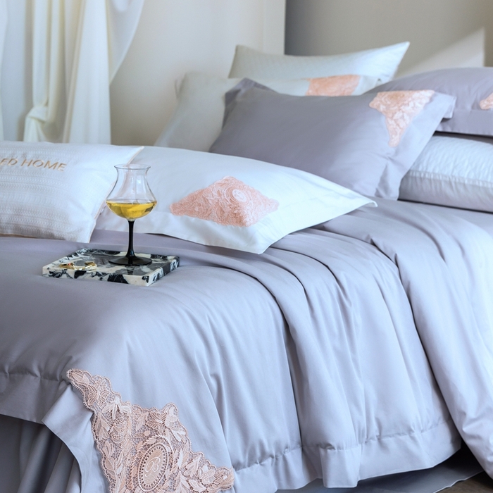 91家纺网 家纺一手货源 找家纺 初拾 2025新款100s全棉“精致”蕾丝花边四件套—嘉柏丽尔  嘉柏丽尔-气质灰