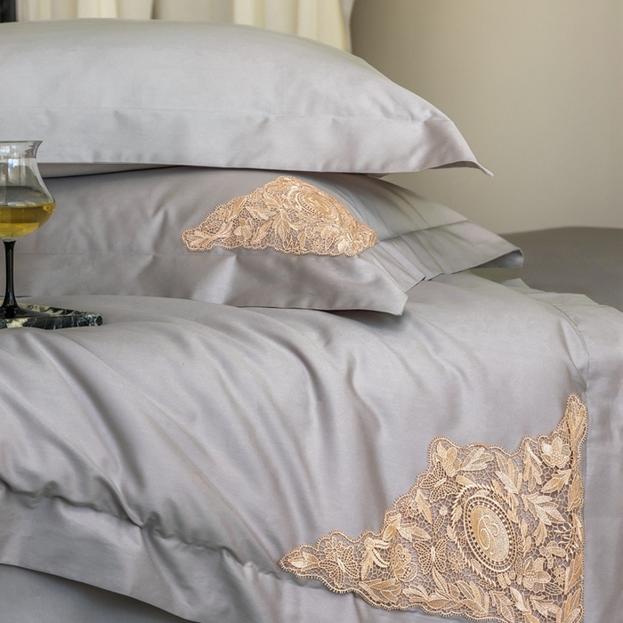 91家纺网 家纺一手货源 找家纺 初拾 2025新款100s全棉“精致”蕾丝花边四件套—嘉柏丽尔  嘉柏丽尔-气质灰