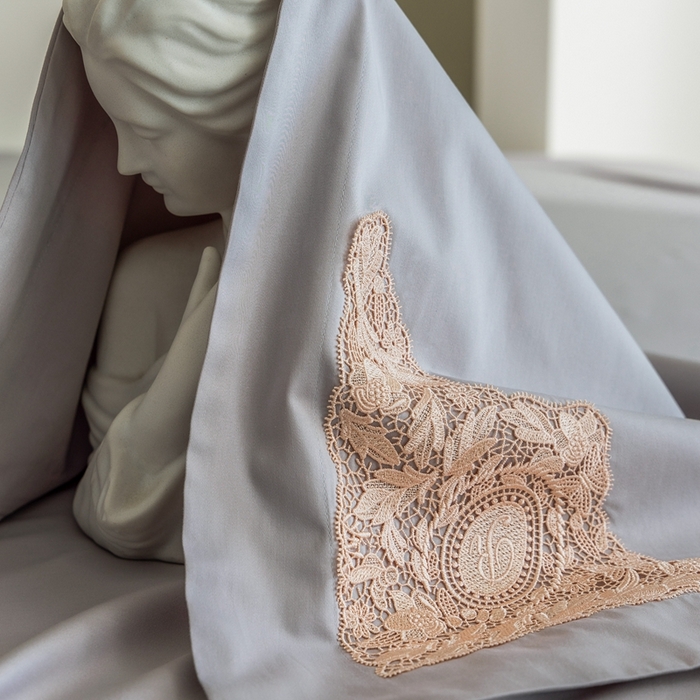 91家纺网 家纺一手货源 找家纺 初拾 2025新款100s全棉“精致”蕾丝花边四件套—嘉柏丽尔  嘉柏丽尔-气质灰