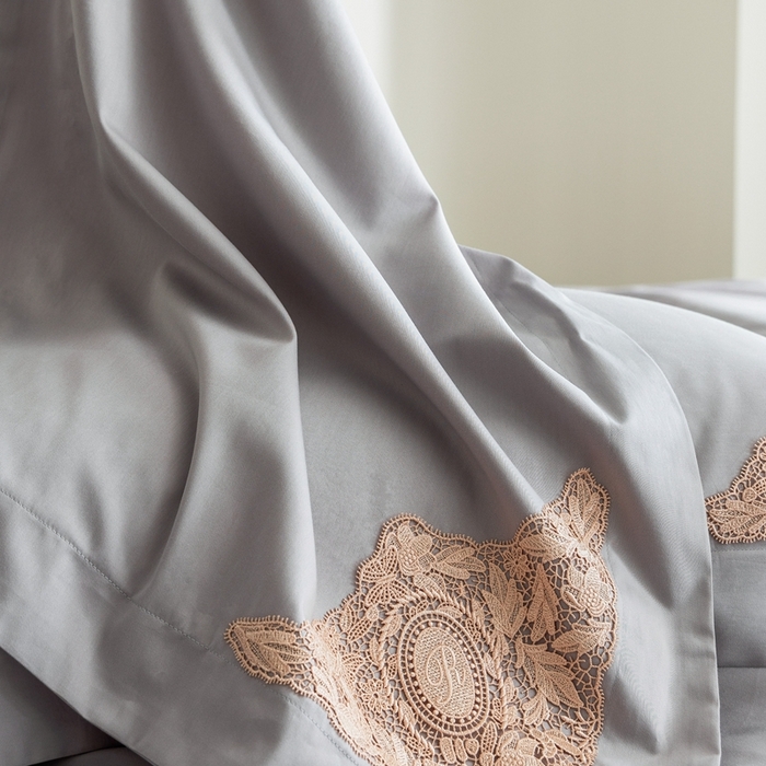 91家纺网 家纺一手货源 找家纺 初拾 2025新款100s全棉“精致”蕾丝花边四件套—嘉柏丽尔  嘉柏丽尔-气质灰