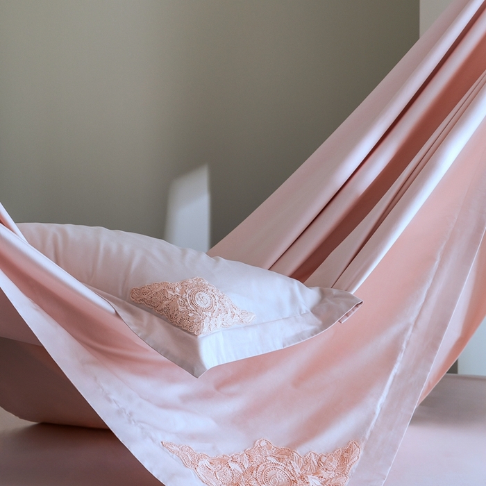 91家纺网 家纺一手货源 找家纺 初拾 2025新款100s全棉“精致”蕾丝花边四件套—嘉柏丽尔  嘉柏丽尔-浅樱粉