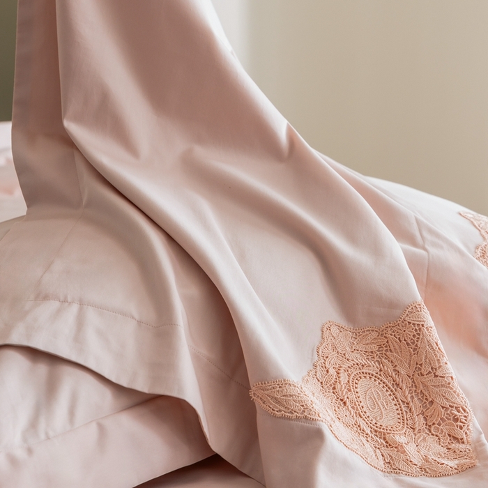 91家纺网 家纺一手货源 找家纺 初拾 2025新款100s全棉“精致”蕾丝花边四件套—嘉柏丽尔  嘉柏丽尔-浅樱粉