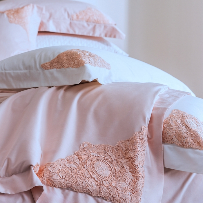 91家纺网 家纺一手货源 找家纺 初拾 2025新款100s全棉“精致”蕾丝花边四件套—嘉柏丽尔  嘉柏丽尔-浅樱粉