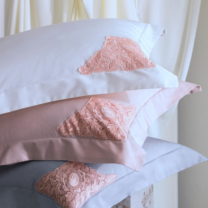 91家纺网 家纺一手货源 找家纺 初拾 2025新款100s全棉“精致”蕾丝花边四件套—嘉柏丽尔  嘉柏丽尔-浅樱粉