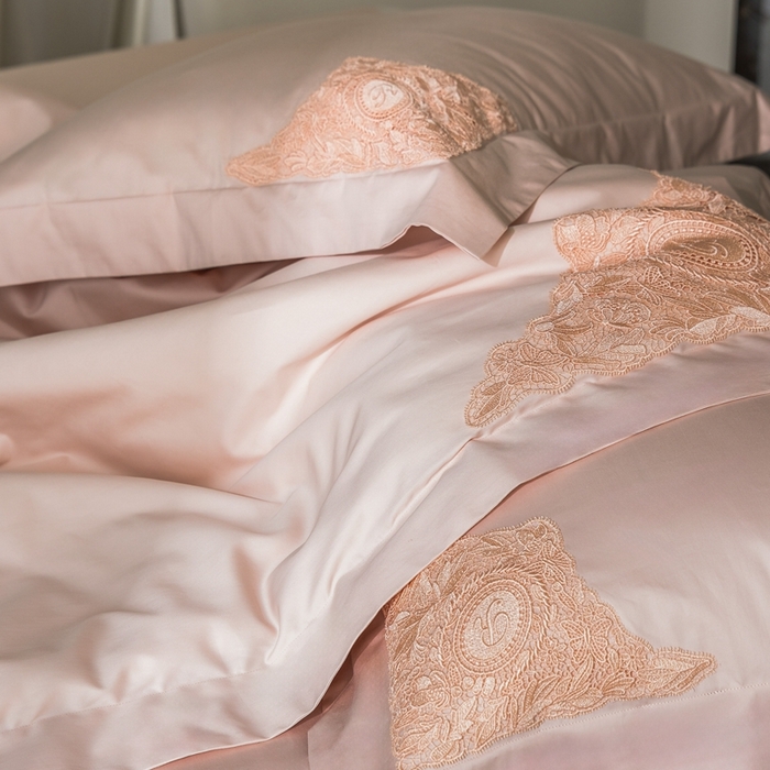 91家纺网 家纺一手货源 找家纺 初拾 2025新款100s全棉“精致”蕾丝花边四件套—嘉柏丽尔  嘉柏丽尔-浅樱粉